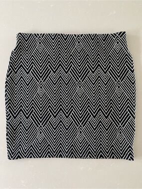 Zara Black and White Patterned Pencil Skirt